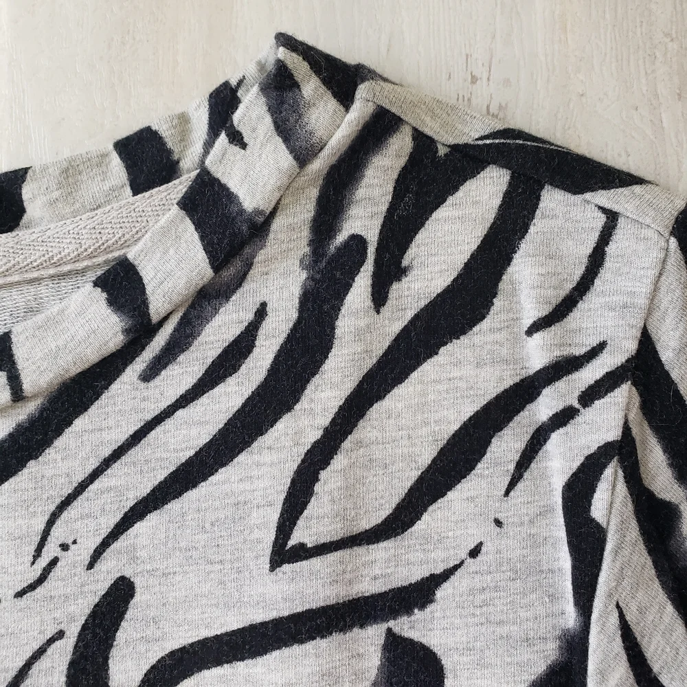 CHICO'S Zenergy Pullover Blouse Long Sleeve Top Size 3P XL Petite Zebra Print